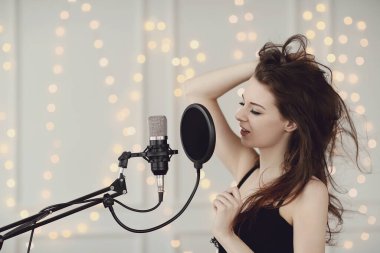 Performans. Mikrofonlu güzel bir şarkıcı.