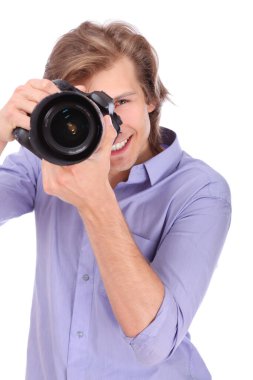 Beyaz arka plan üzerinde fotoğraf makinesi ile genç adam