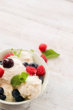 Kasede böğürtlenli lezzetli dondurma.