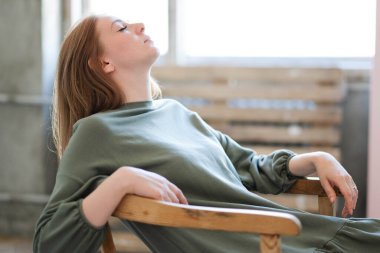 Güzel bir kadın gündüz poz veriyor.