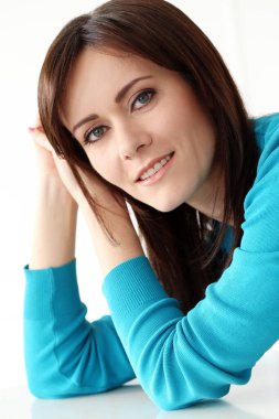 Masadaki sevimli, çekici kadın.