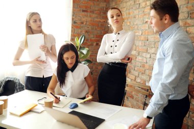 Konferans sırasında ofisteki insanlar, iş kavramı