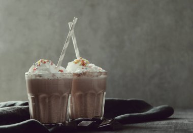 İçelim. Masada milkshake