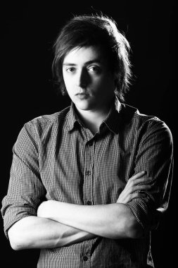 siyah arka plan üzerine genç ve çekici adam portresi