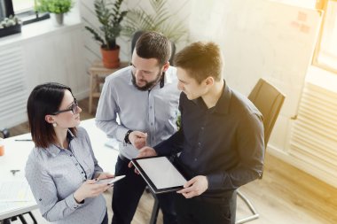 İş durumu konsepti. İnsanlar ofiste çalışma planını tartışıyor.