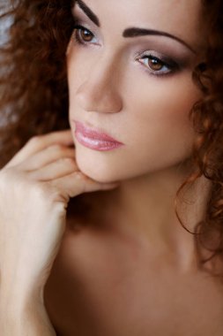 Güzel yüzlü, çekici bir kadın.