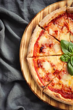 Yiyecekler. Masada nefis bir pizza