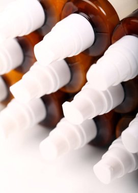 beyaz zemin üzerinde Kozmetik Şişeler ve yakın çekim