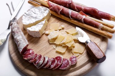 Hazırlık, yemek pişirme. Masada lezzetli yemekler var.