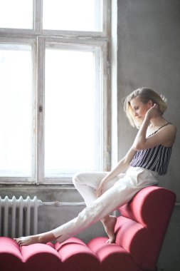 Kırmızı bir kanepede güzel bir kadın