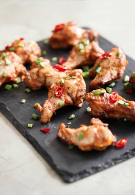 Yemek ve yemek. Kızarmış tavuk bacağı.