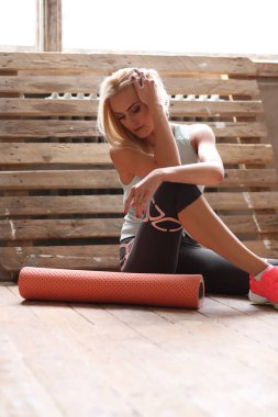 Spor ve egzersiz. Spor salonunda güzel bir kadın