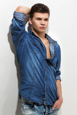 Ciddi yüzlü yakışıklı bir adam.