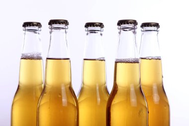 Soğuk ve taze bira şişeleri. Görüntüyü kapat.