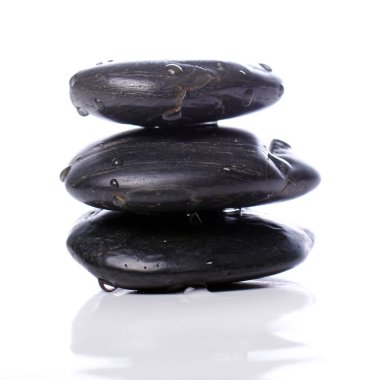 Spa taşlar ve bambu yaprakları beyaz arka plan üzerinde