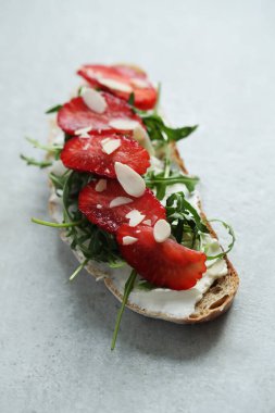 Yiyecekler. Masadaki tatlı sandviç.