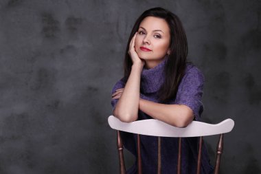 Mor kazaklı tatlı kız.