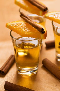 Viski, limon ve tarçın