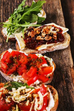 Yiyecekler. Lezzetli mezeler masada.