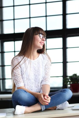 Ofisteki güzel kız.