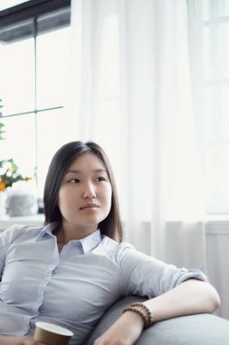 Gündüz vakti evde bir kadın