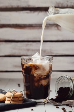 Kahve içeceğim. Sütlü buzlu latte