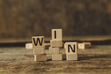 Kelimeler, kazan. Oyuncak tuğlalar masanın üstünde.