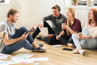 Modern ofiste birlikte çalışan genç iş adamları.