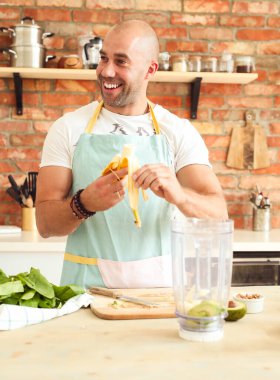 Mutfak. Mutfakta mavi önlüklü bir adam.