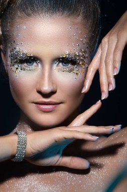 Sanatsal makyajlı güzel bir kız.