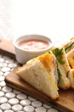 Yiyecekler. Masada nefis bir sandviç.