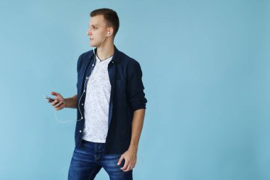 mavi bir arka plan üzerinde yakışıklı adam