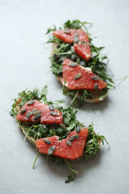 Yiyecekler. Masadaki tatlı sandviç.