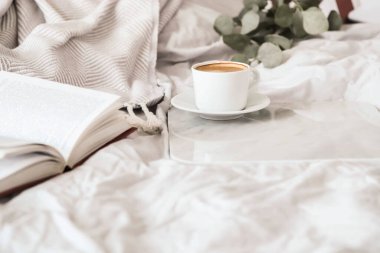 - Günaydın. Yatakta nefis kahvaltı.