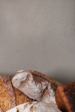 Ekmek somunu masada.