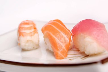 Tabaktaki suşiyi yakın plan çek. 