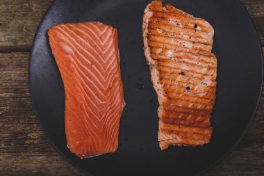 Bir tabakta iki dilim somon