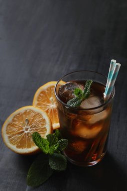 Masada içecek bir şeyler var.