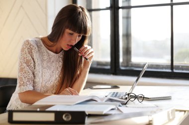 Ofisteki güzel kız.