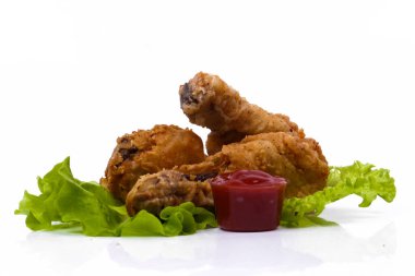 Yiyecekler. Lezzetli, kızarmış tavuk budu, beyaz arka planda.