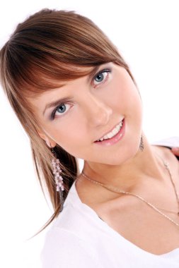 Beyaz sırtlı genç ve güzel bir kızın portresi. 