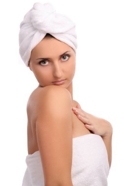 Genç ve güzel bir kız beyaz üzerine