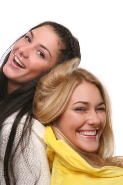 Genç ve güzel kadınlar evde eğleniyor.