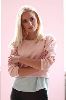 Pembe arka planda güzel bir kız