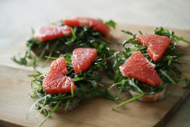 Yiyecekler. Masadaki tatlı sandviç.