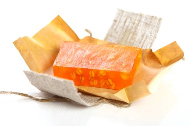 Beyaz arkaplanda doğal sabun