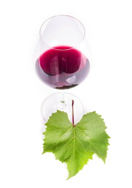 Beyaz arka planda kırmızı şarap