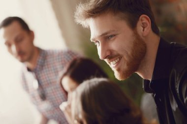 mutlu arkadaş grubuyla parti. Çekici gençler evde eğlenmek