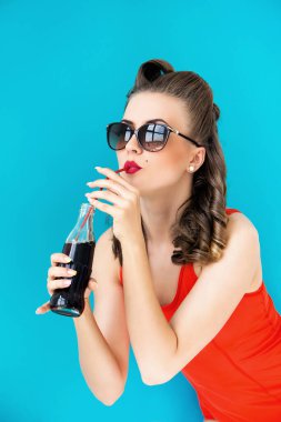 Poster, yaz. Kırmızı mayolu çekici kadın.