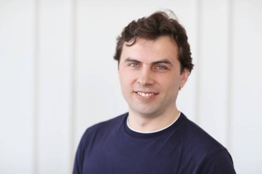 Adam beyaz duvar arka plan üzerinde mutlu yüz